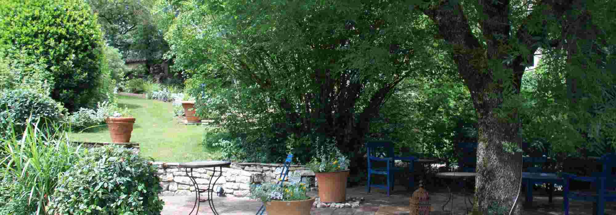 Como amenizar um jardim comprido?