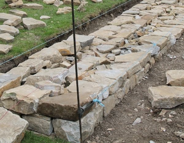 Como construir um muro de pedra seca?