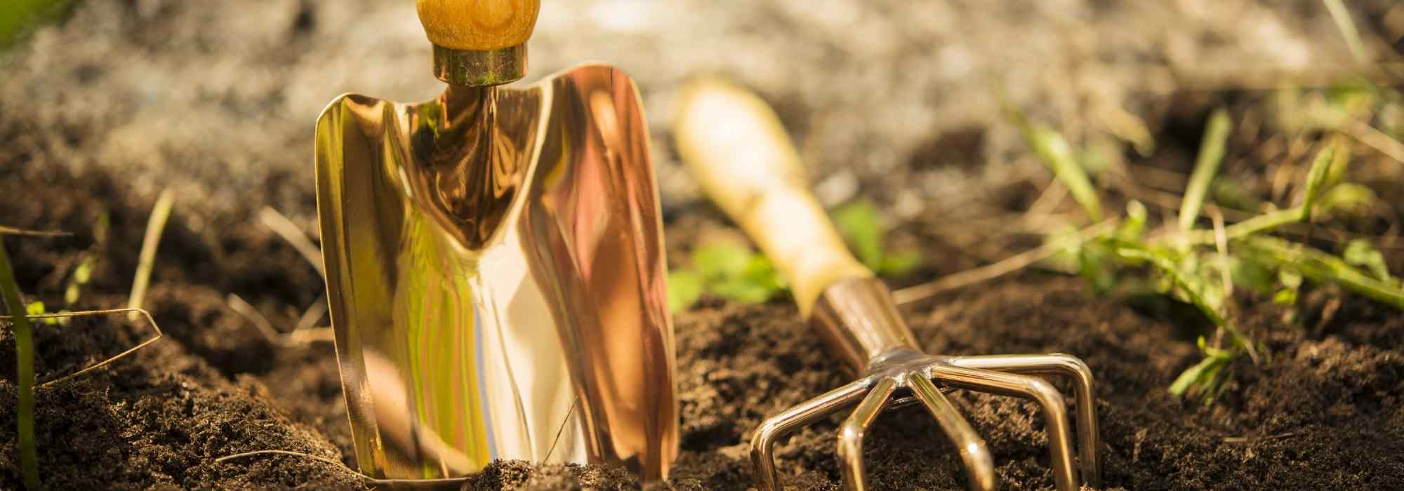 As ferramentas de jardim em cobre