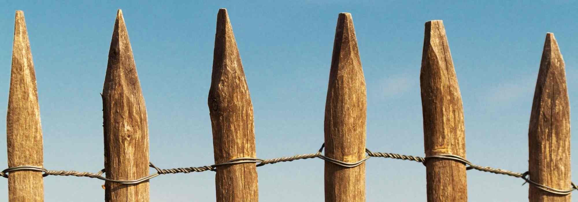 Como instalar uma vedação de ripas de madeira para delimitar o jardim?