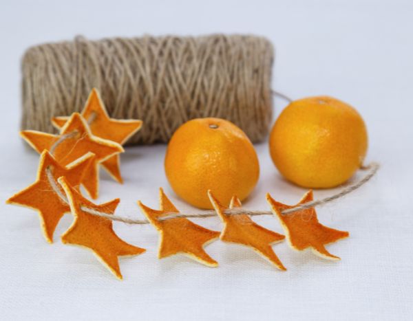 Como fazer uma grinalda com casca de laranja seca?
