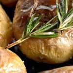 As batatas-inglesas para assar no forno