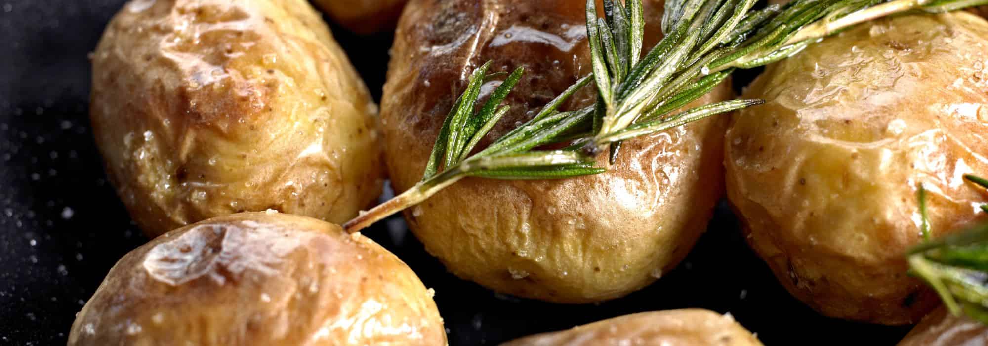 As batatas-inglesas para assar no forno