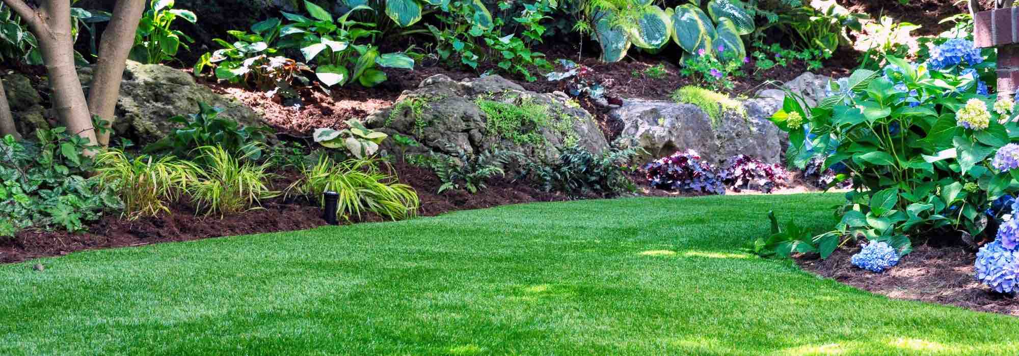 Como criar um espaço de sombra e frescura no jardim?