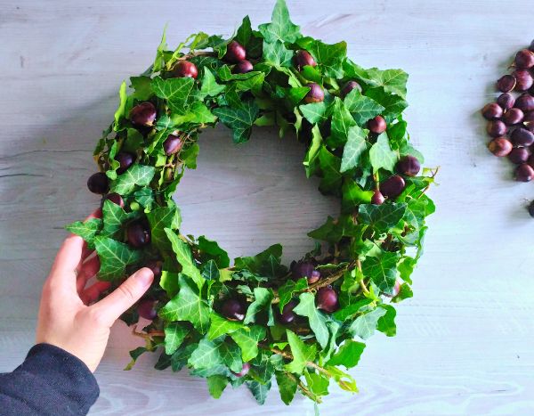 Como criar uma bonita coroa de Natal com hera e castanhas?