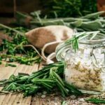 Como preparar o seu próprio sal aromatizado com ervas?