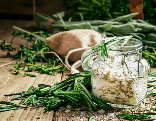 Como preparar o seu próprio sal aromatizado com ervas?