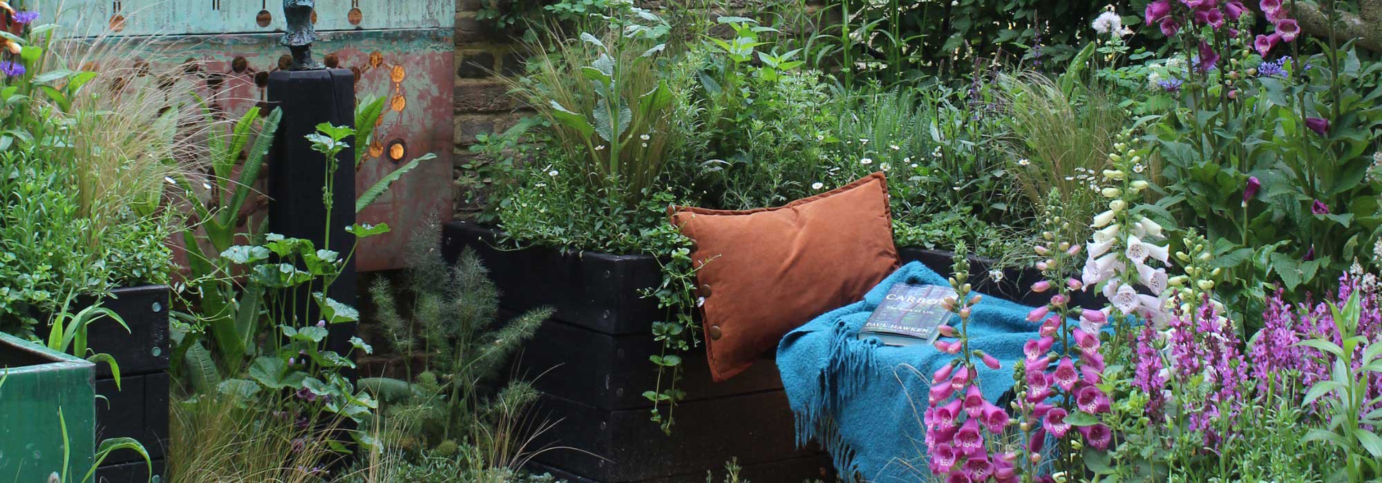 Entrelaçamento vegetal: uma varanda ou um terraço povoados de plantas