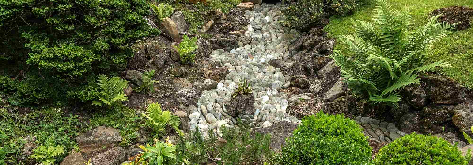 Criar um curso de água seco num jardim japonês