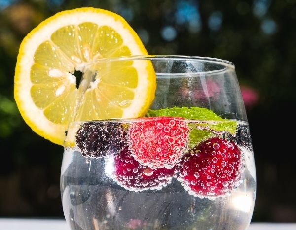Como preparar uma água aromatizada com as plantas e os frutos do jardim?