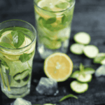 A bebida caseira contra a canícula: água aromatizada com hortelã, pepino e limão