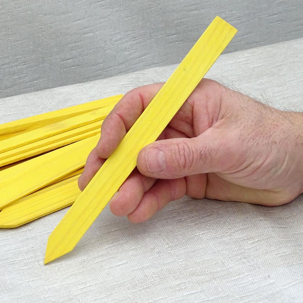 Etiqueta de madeira amarela para plantar